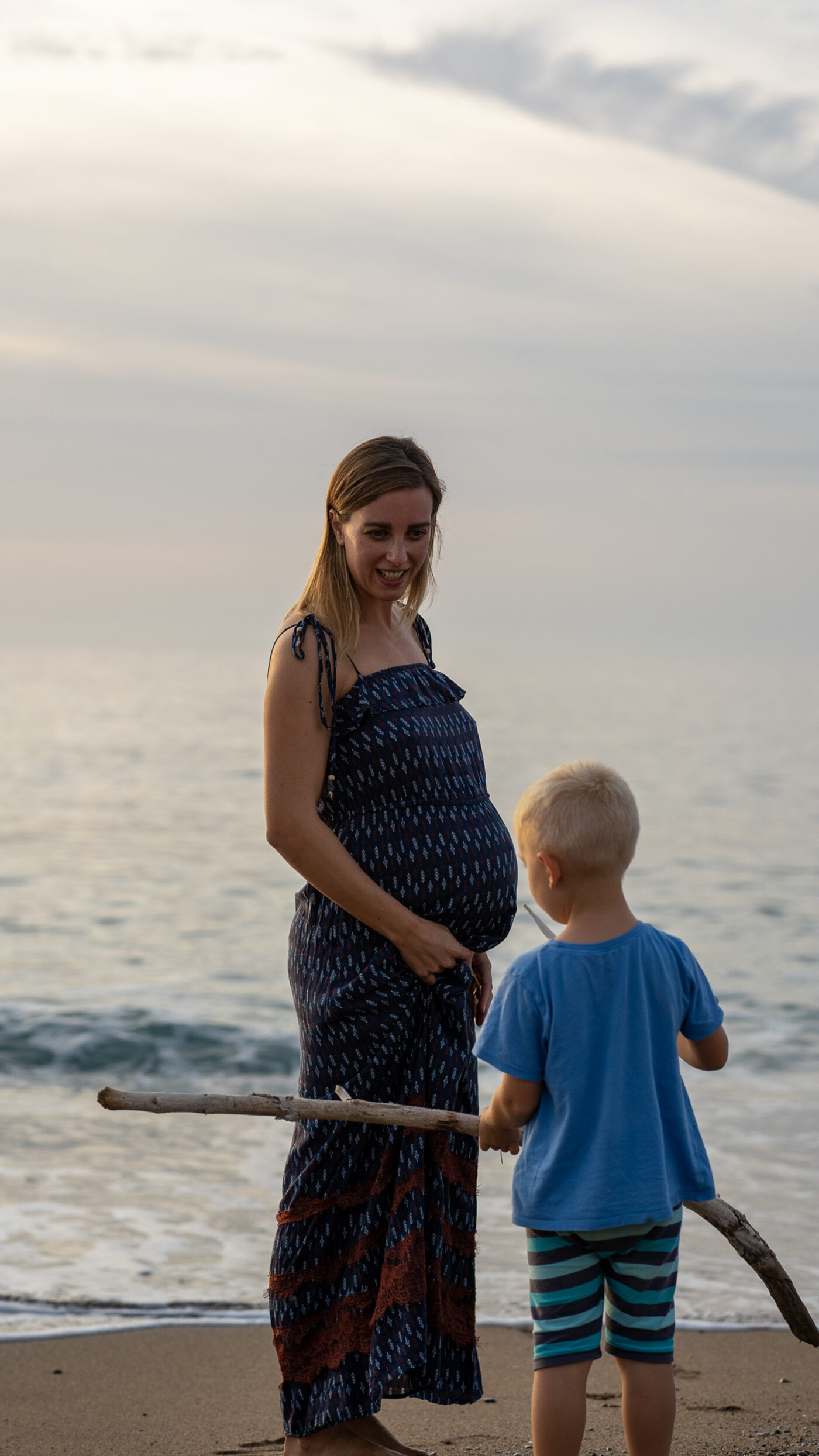 Melissa schwanger mit ihrem Sohn am Strand
